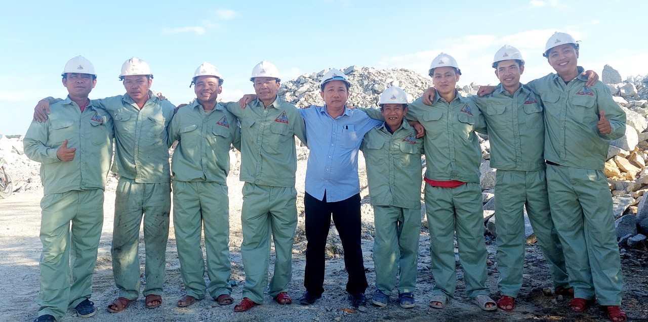 HSQ – Trang bị đồng phục mới cho công nhân 2 xí nghiệp Ga Lôi và Xí nghiệp khai thác đá Granite đen Huế Phú Lộc xây dựng môi trường, tác phong làm việc chuyên nghiệp hiệu quả.